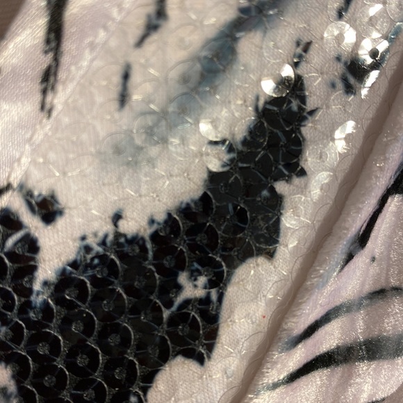 Live and let live velvet v-neck top with sequins size 1X - Picture 10 of 13